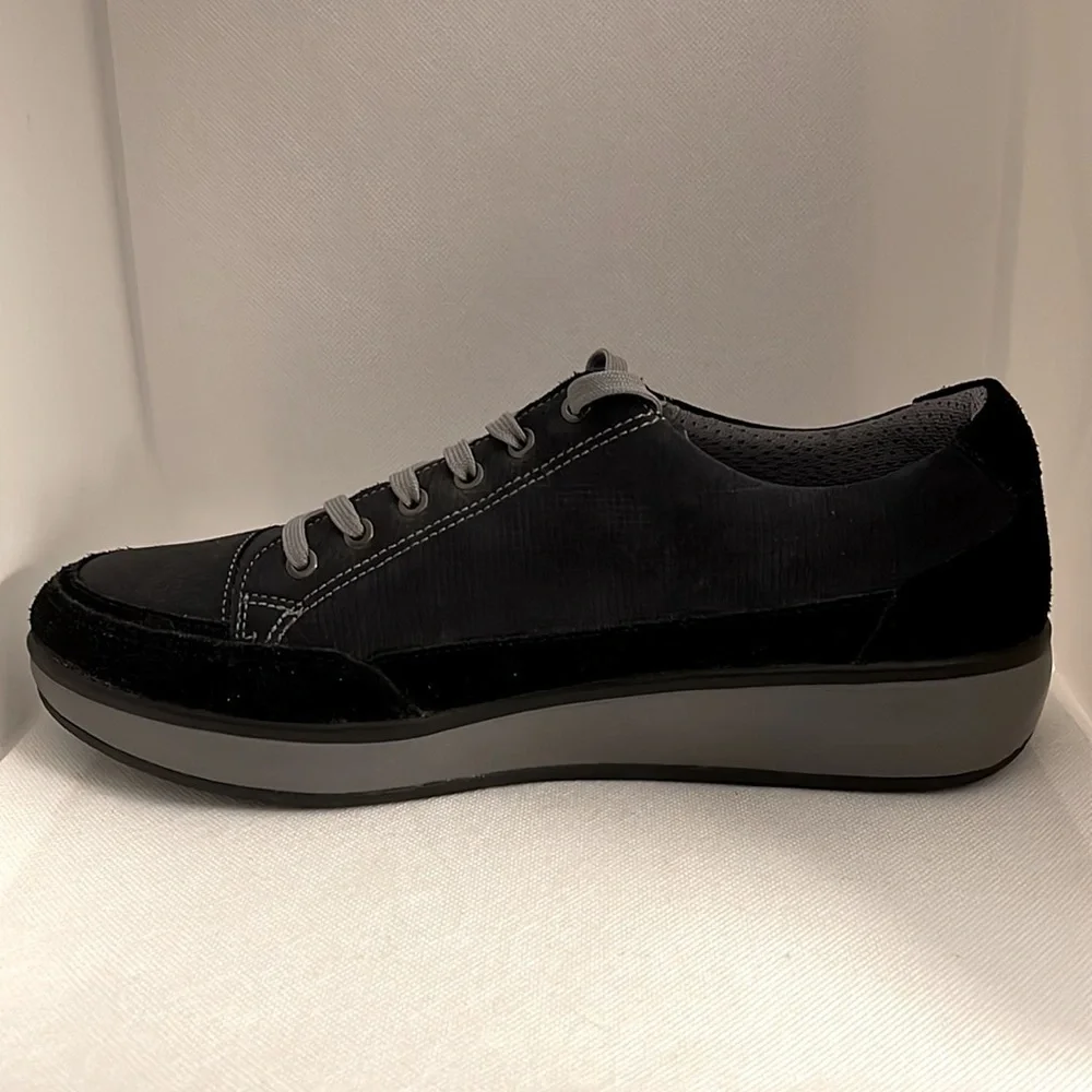 Joya Swiss Technology Sonja Navy Blue and Black Sneakers Size 9.5M - EUC